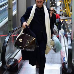 Bigote Arrocet, cargado de bolsas en el aeropuerto de Madrid con su hermana