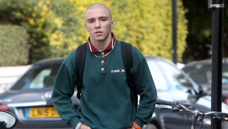 Rocco Ritchie pasea por las calles de Londres