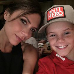 Victoria Beckham y su hijo Cruz