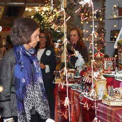 La Reina Sofía viendo belenes en el Rastrillo 2016