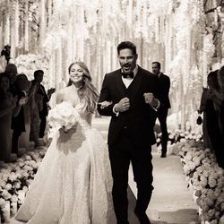 Sofia Vergara y Joe Manganiello saliendo de su ceremonia de boda