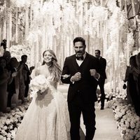 Sofia Vergara y Joe Manganiello saliendo de su ceremonia de boda