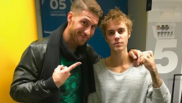 Sergio Ramos posando con Justin Bieber