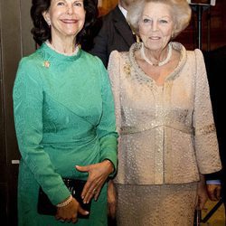 Silvia de Suecia y Beatriz de Holanda en la inauguración de una exposición de Rembrandt en los Museos Vaticanos