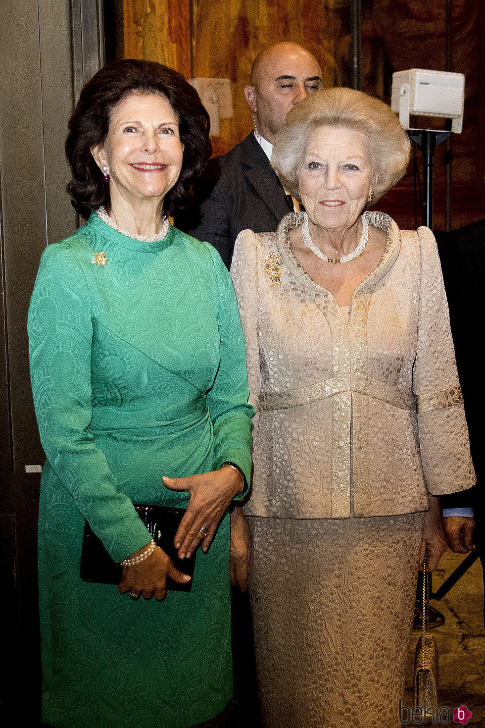 Silvia de Suecia y Beatriz de Holanda en la inauguración de una exposición de Rembrandt en los Museos Vaticanos