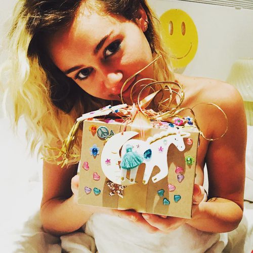 Miley Cirus presume en las redes de regalos de cumpleaños