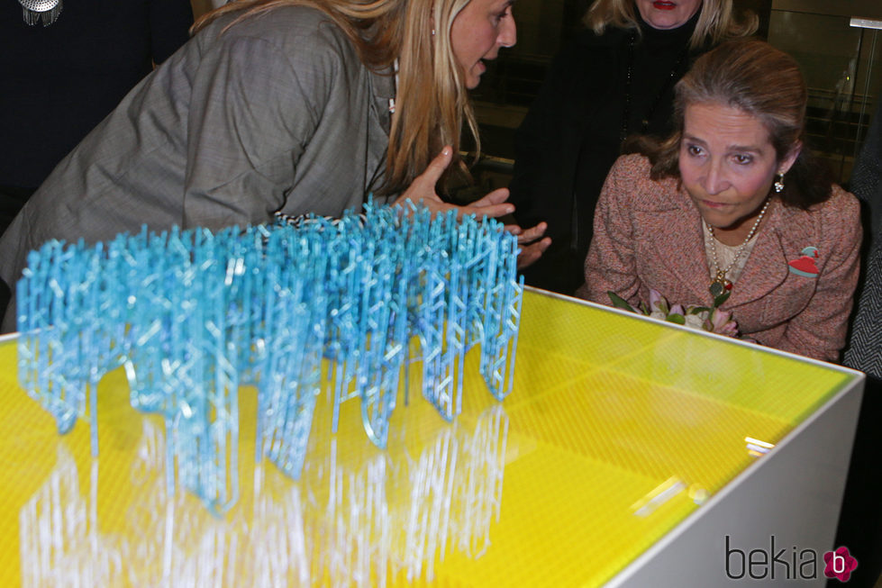 La Infanta Elena observando una de las obras de la exposición 'Miradas de Madrid'