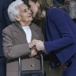 La Reina Letizia, muy cariñosa con una anciana en el Mercado Central de Valencia