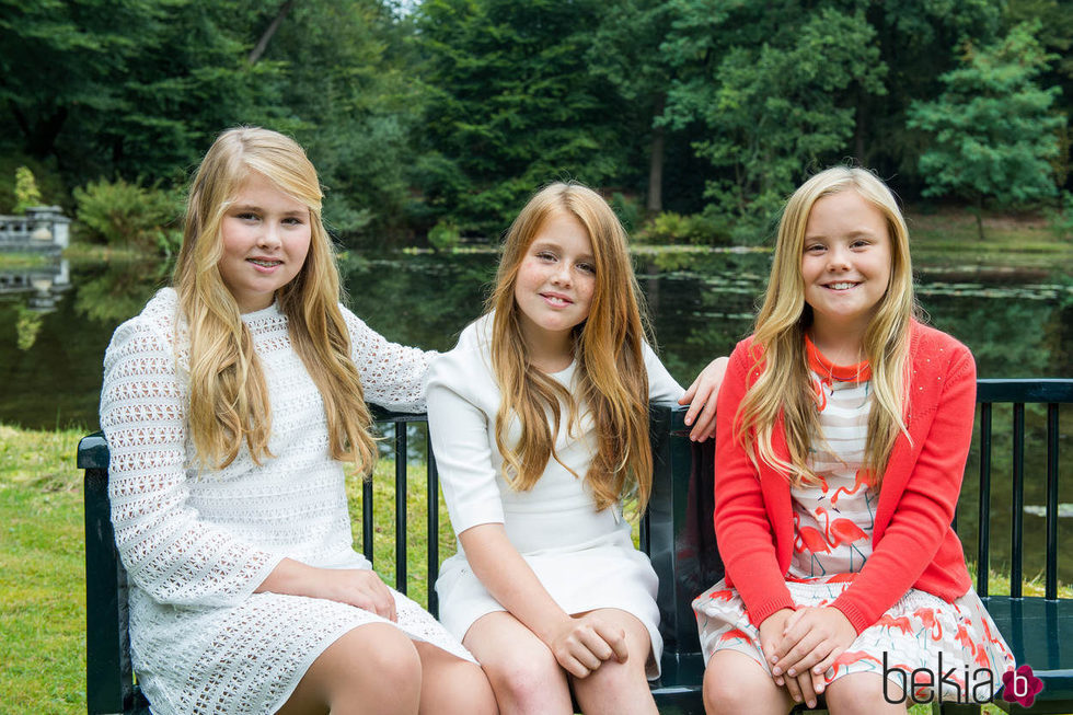 Amalia, Alexia y Ariane de Holanda en un parque