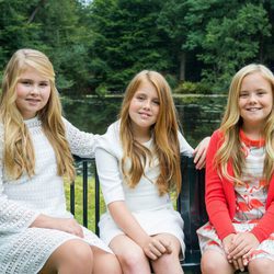 Amalia, Alexia y Ariane de Holanda en un parque