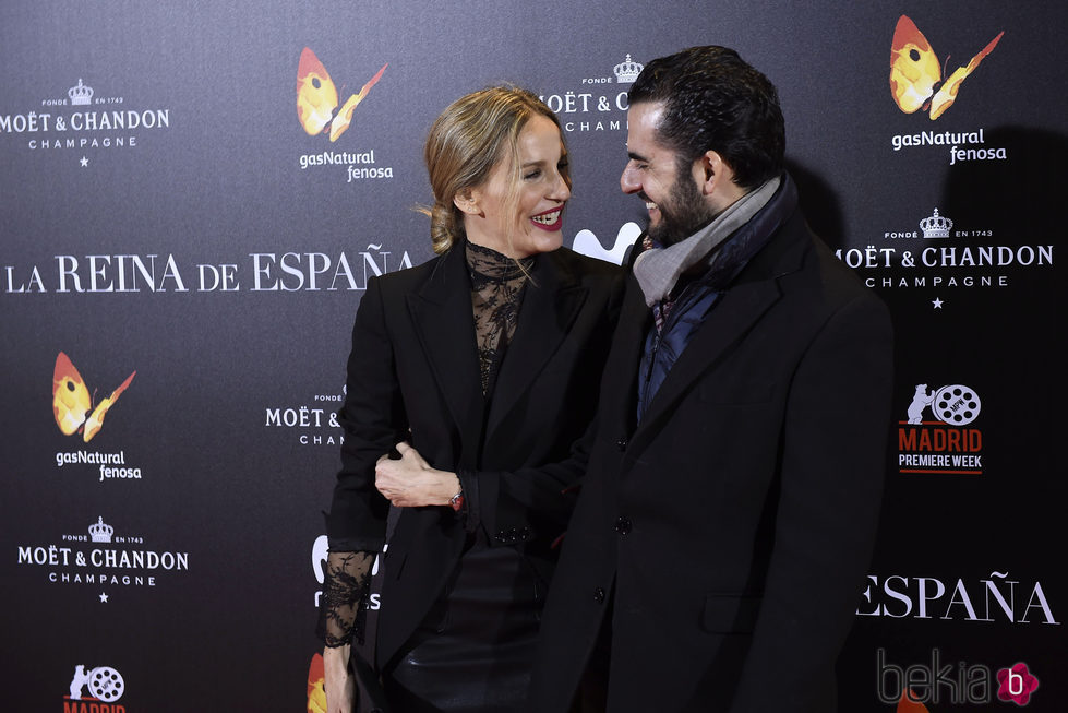 Carola Baleztena y Emiliano Suárez en la premiere de 'La Reina de España' en Madrid