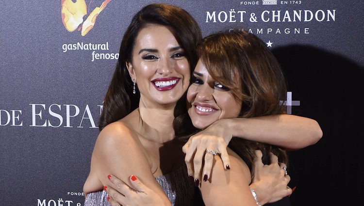 Penélope y Mónica Cruz en la premiere de 'La Reina de España' en Madrid