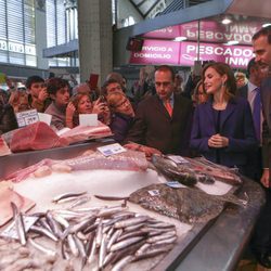 Los Reyes Felipe y Letizia en un puesto de pescado en el Mercado Central de Valencia