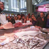 Los Reyes Felipe y Letizia en un puesto de pescado en el Mercado Central de Valencia