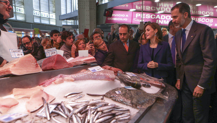 Los Reyes Felipe y Letizia en un puesto de pescado en el Mercado Central de Valencia