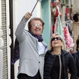 Edmundo Arrocet y su hermana paseando por Sevilla