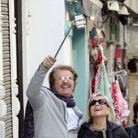 Edmundo Arrocet y su hermana paseando por Sevilla