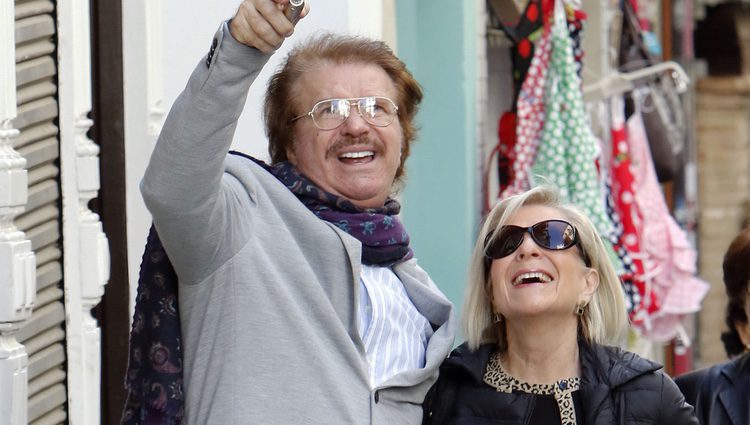 Edmundo Arrocet y su hermana paseando por Sevilla