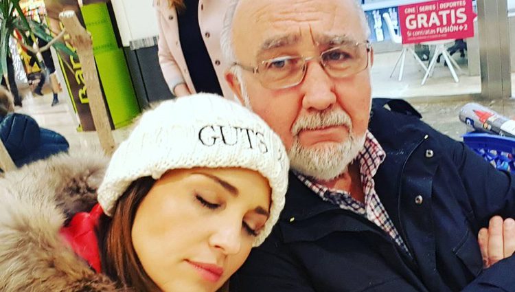 Paula Echevarría y su padre, agotados tras las compras del Black Friday