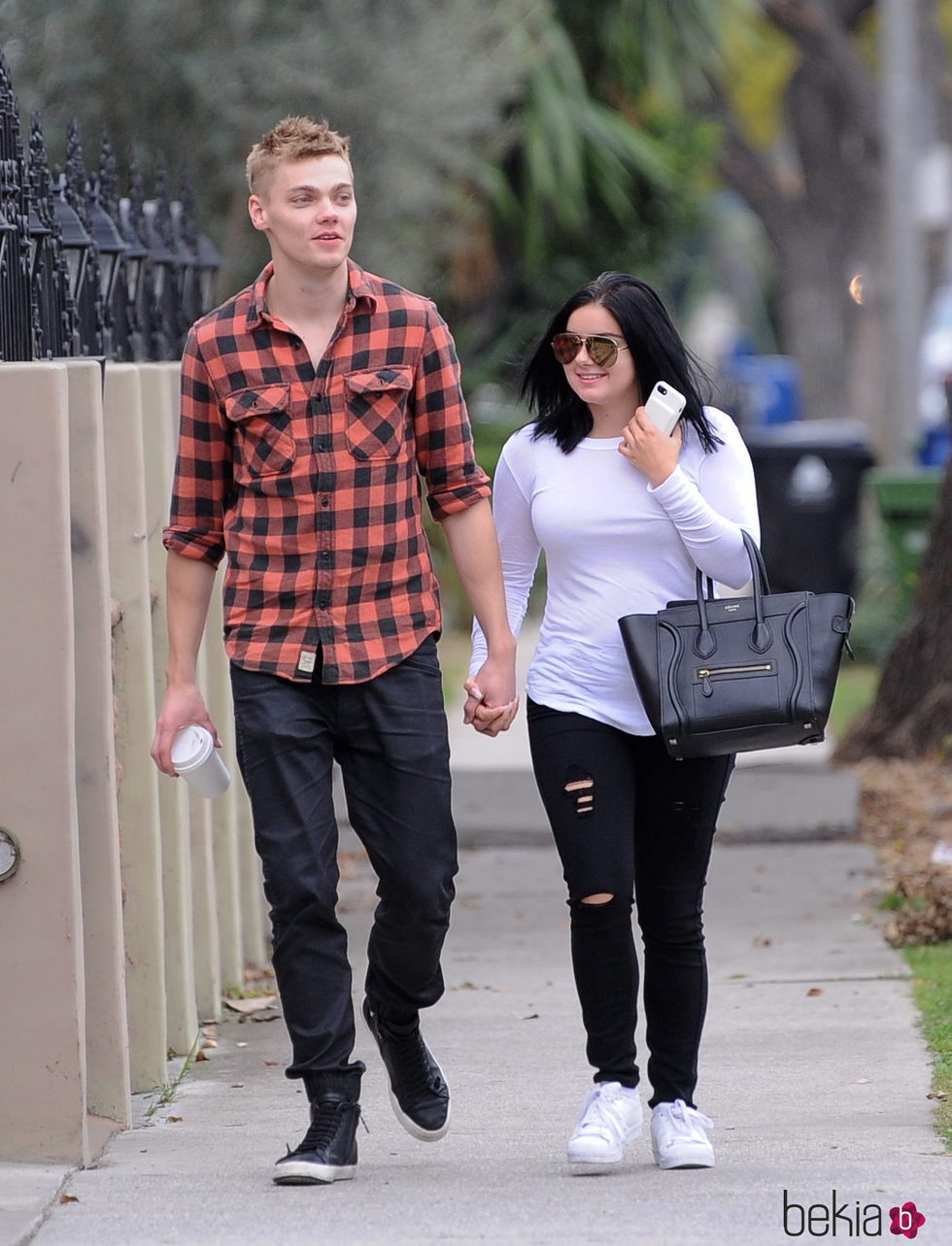 Ariel Winter y Levi Meneaden disfrutando de una bonita tarde