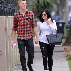 Ariel Winter y Levi Meneaden disfrutando de una bonita tarde