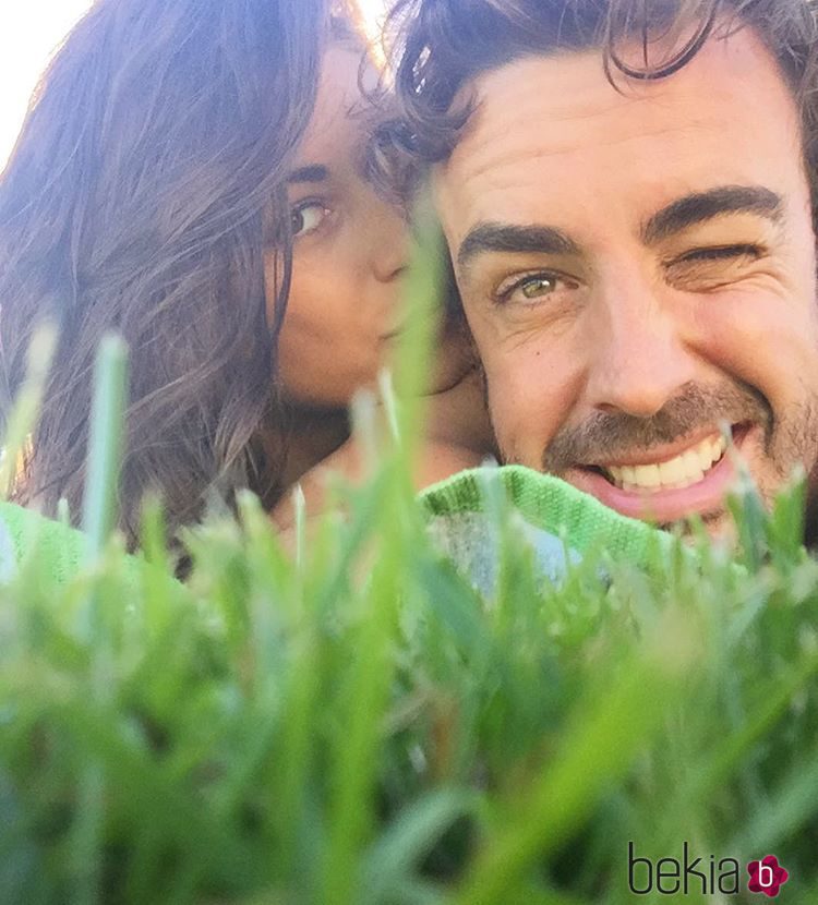 Fernando Alonso y Linda Morselli descansando en el césped