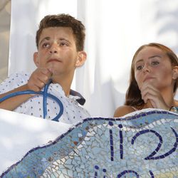 Rocío y David Flores Carrasco viendo la procesión de la Virgen de Regla 2016