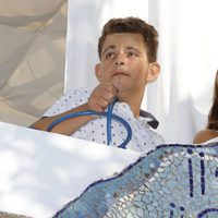 Rocío y David Flores Carrasco viendo la procesión de la Virgen de Regla 2016