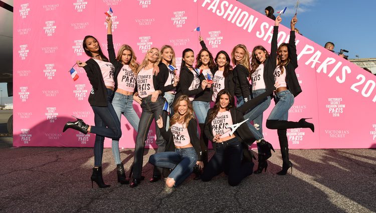 Alessandra Ambrosio y Adriana Lima entre los ángeles de Victoria's Secret a su llegada a París