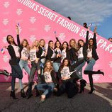 Alessandra Ambrosio y Adriana Lima entre los ángeles de Victoria's Secret a su llegada a París