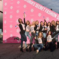 Alessandra Ambrosio y Adriana Lima entre los ángeles de Victoria's Secret a su llegada a París