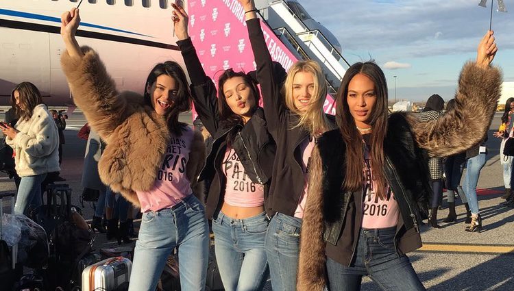 Kendall Jenner y Bella Hadid junto a otros ángeles de Victoria's Secret a su llegada a París para el desfile