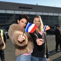 Kendall Jenner y Lily Donaldson a su llegada a París para el desfile de Victoria's Secret