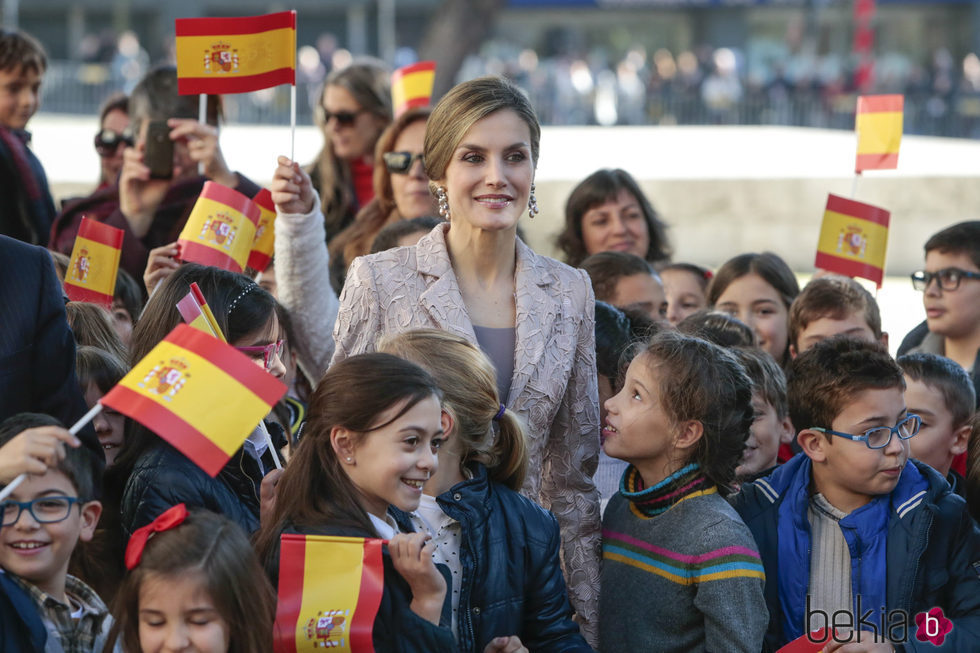 La Reina Letizia entre niños y banderas de España a su llegada a Oporto para su Visita de Estado a Portugal