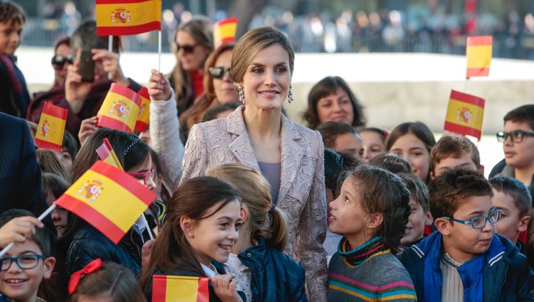 La Reina Letizia entre niños y banderas de España a su llegada a Oporto para su Visita de Estado a Portugal