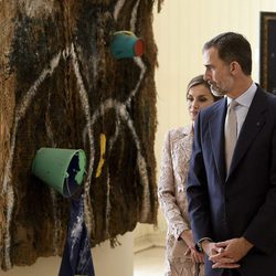 Los Reyes Felipe y Letizia en una exposición de Joan Miró en Oporto en su Visita de Estado a Portugal