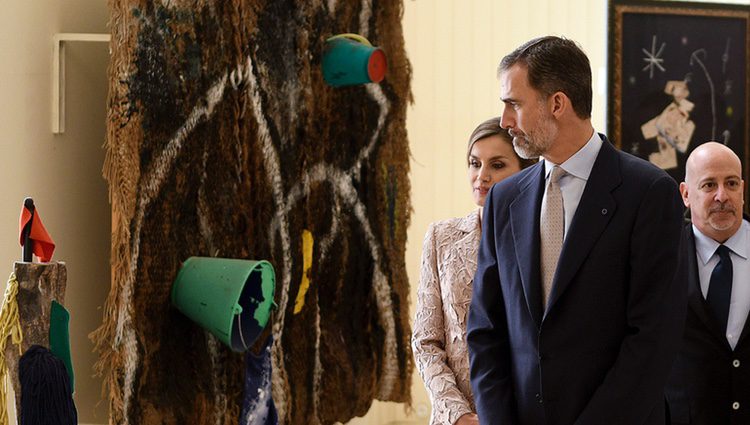 Los Reyes Felipe y Letizia en una exposición de Joan Miró en Oporto en su Visita de Estado a Portugal