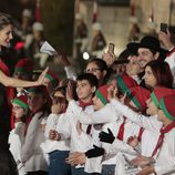 La Reina Letizia saluda a unos niños en una cena de gala en el Palacio de los Duques de Braganza en Guimaraes