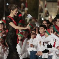 La Reina Letizia saluda a unos niños en una cena de gala en el Palacio de los Duques de Braganza en Guimaraes