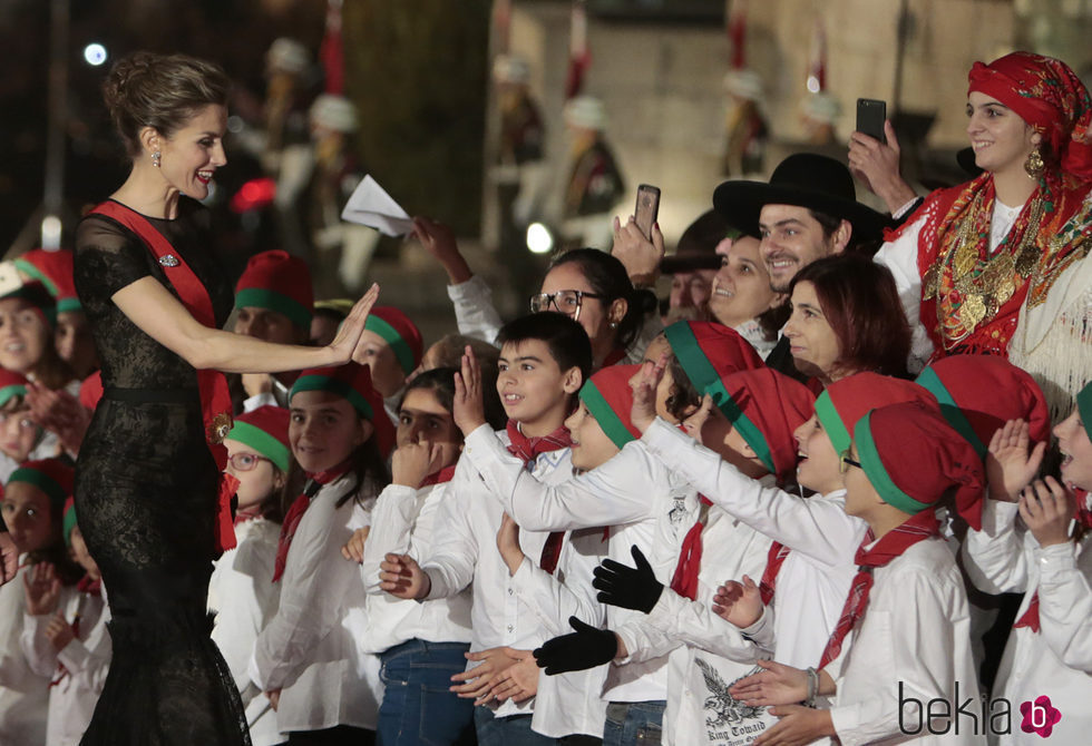 La Reina Letizia saluda a unos niños en una cena de gala en el Palacio de los Duques de Braganza en Guimaraes