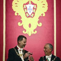 El Rey Felipe brinda con Marcelo Rebelo de Sousa en una cena de gala en Guimaraes