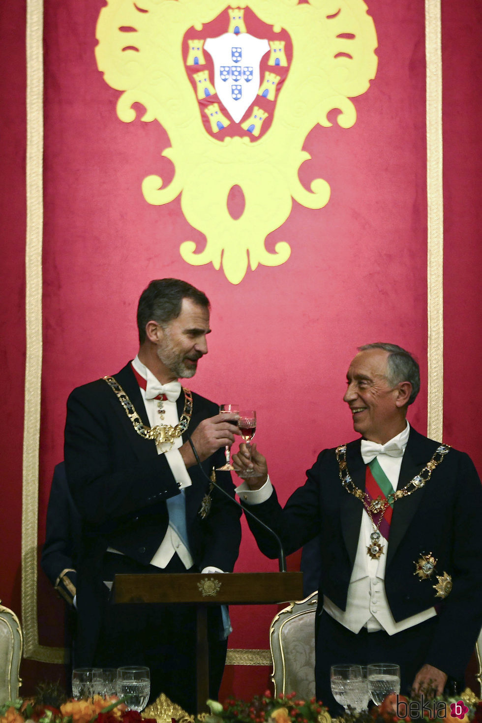 El Rey Felipe brinda con Marcelo Rebelo de Sousa en una cena de gala en Guimaraes