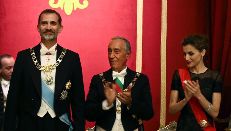 Los Reyes Felipe y Letizia con Marcelo Rebelo de Sousa en una cena de gala en Guimaraes