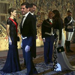 Iker Casillas y Sara Carbonero saludan a los Reyes Felipe y Letizia en una cena de gala en Portugal