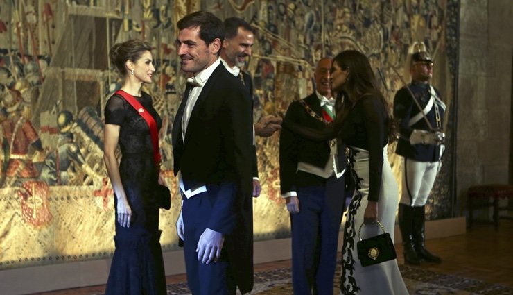 Iker Casillas y Sara Carbonero saludan a los Reyes Felipe y Letizia en una cena de gala en Portugal