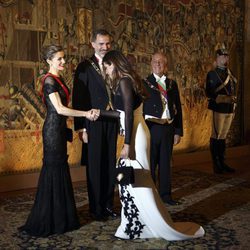 Sara Carbonero saluda a los Reyes Felipe y Letizia en una cena de gala en Guimaraes