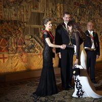 Sara Carbonero saluda a los Reyes Felipe y Letizia en una cena de gala en Guimaraes