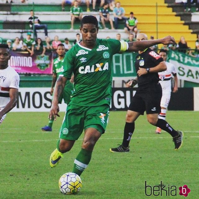 Cléber Santana jugando con su equipo brasileño Chapecoense