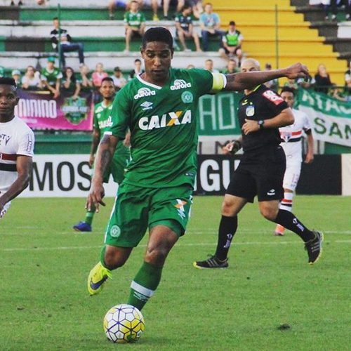 Cléber Santana jugando con su equipo brasileño Chapecoense