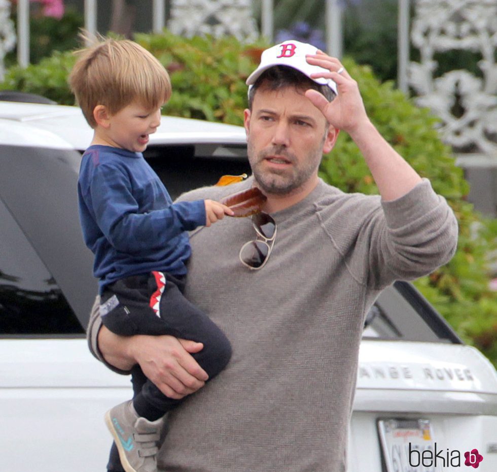 Ben Affleck dando un paseo junto a su hijo Samuel en California